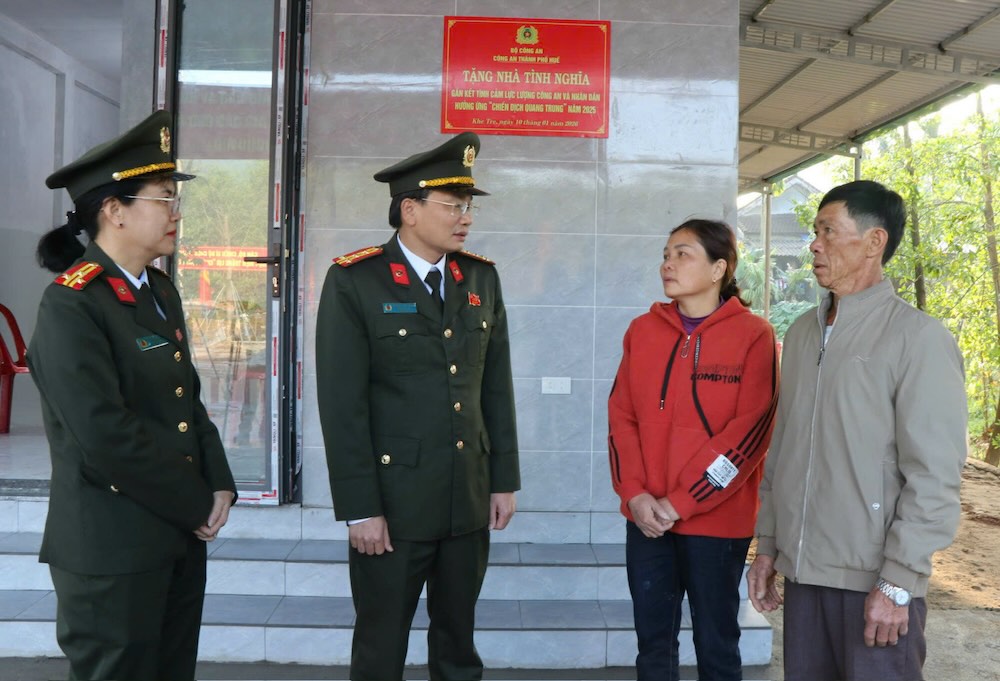 Quân đội, công an cùng nhau xây dựng nhà mới cho người dân đón Tết sau thiên tai. Ảnh: Nguyễn Luân
