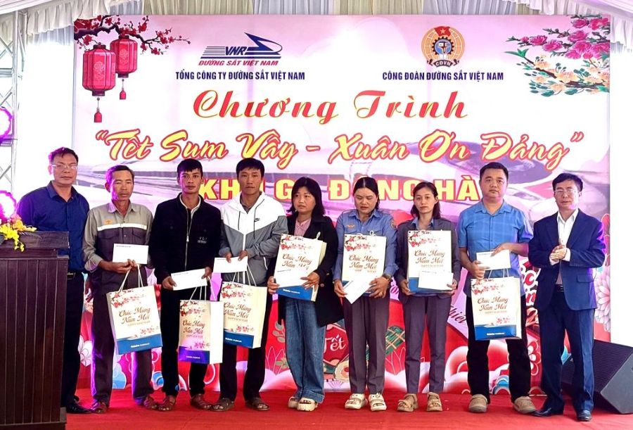 The Vietnam Railway Trade Union promptly cares for, shares difficulties, and encourages the spirit of workers who are day and night attached to the railway industry. Photo: Thanh Hang