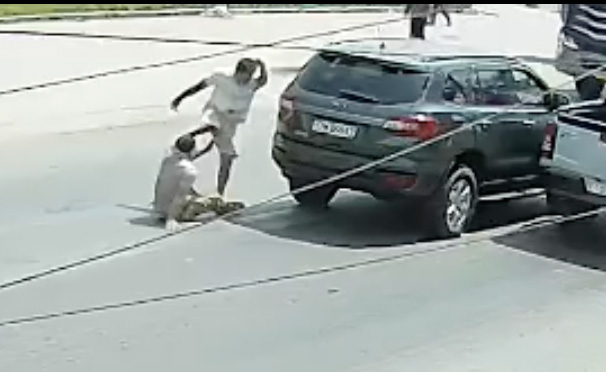 Trích xuất hình ảnh vụ đánh người sau va chạm ở Tây Ninh. Ảnh: Cắt từ video
