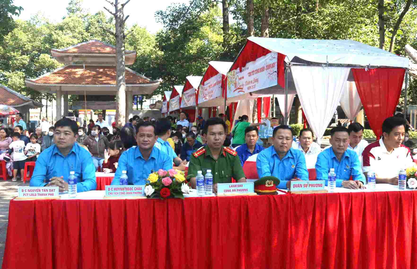 Các đại biểu dự lễ khai mạc chương trình