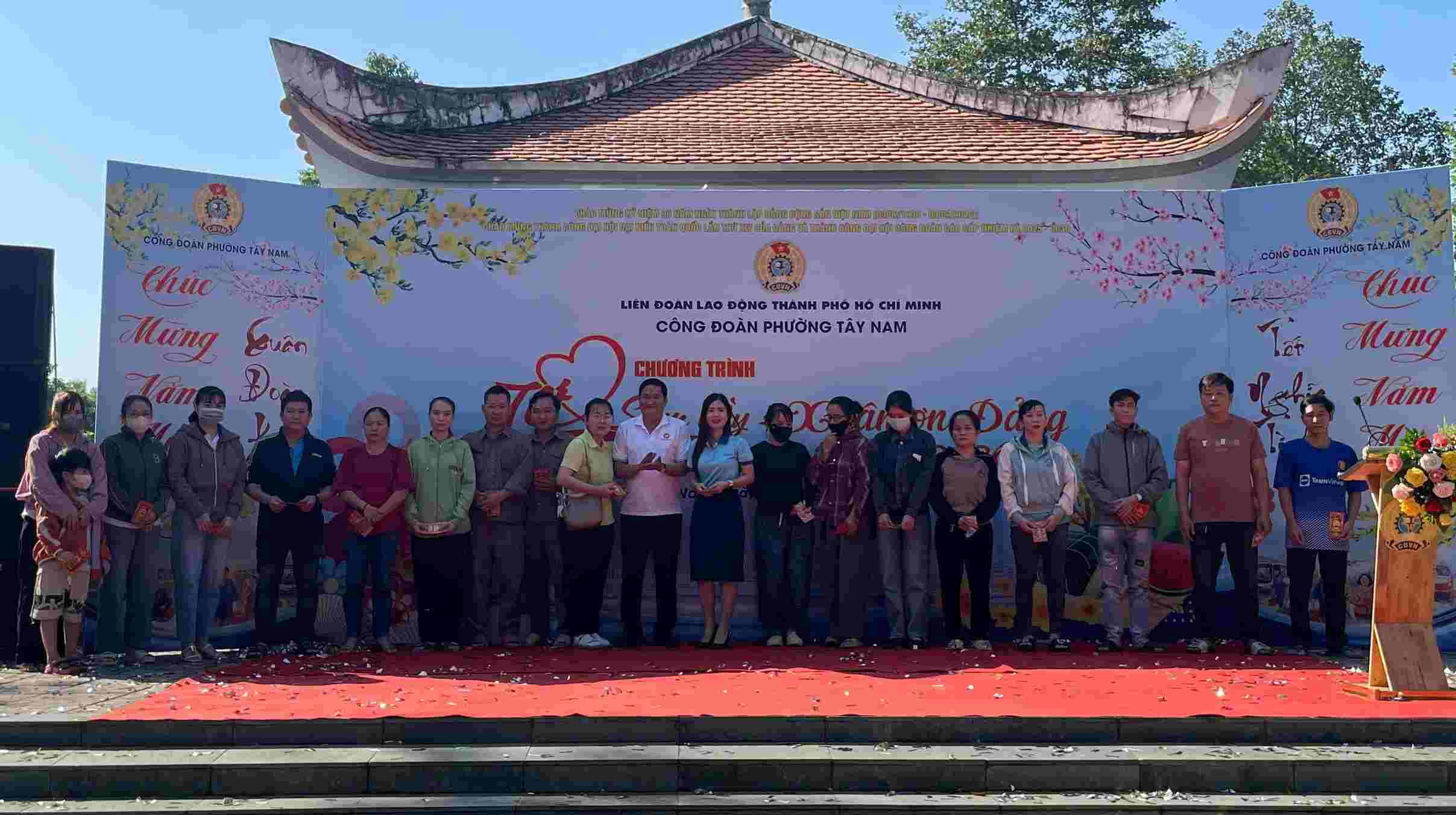 Nhiều công nhân lao động được nhận quà tại chương trình. Ảnh: Đình Trọng