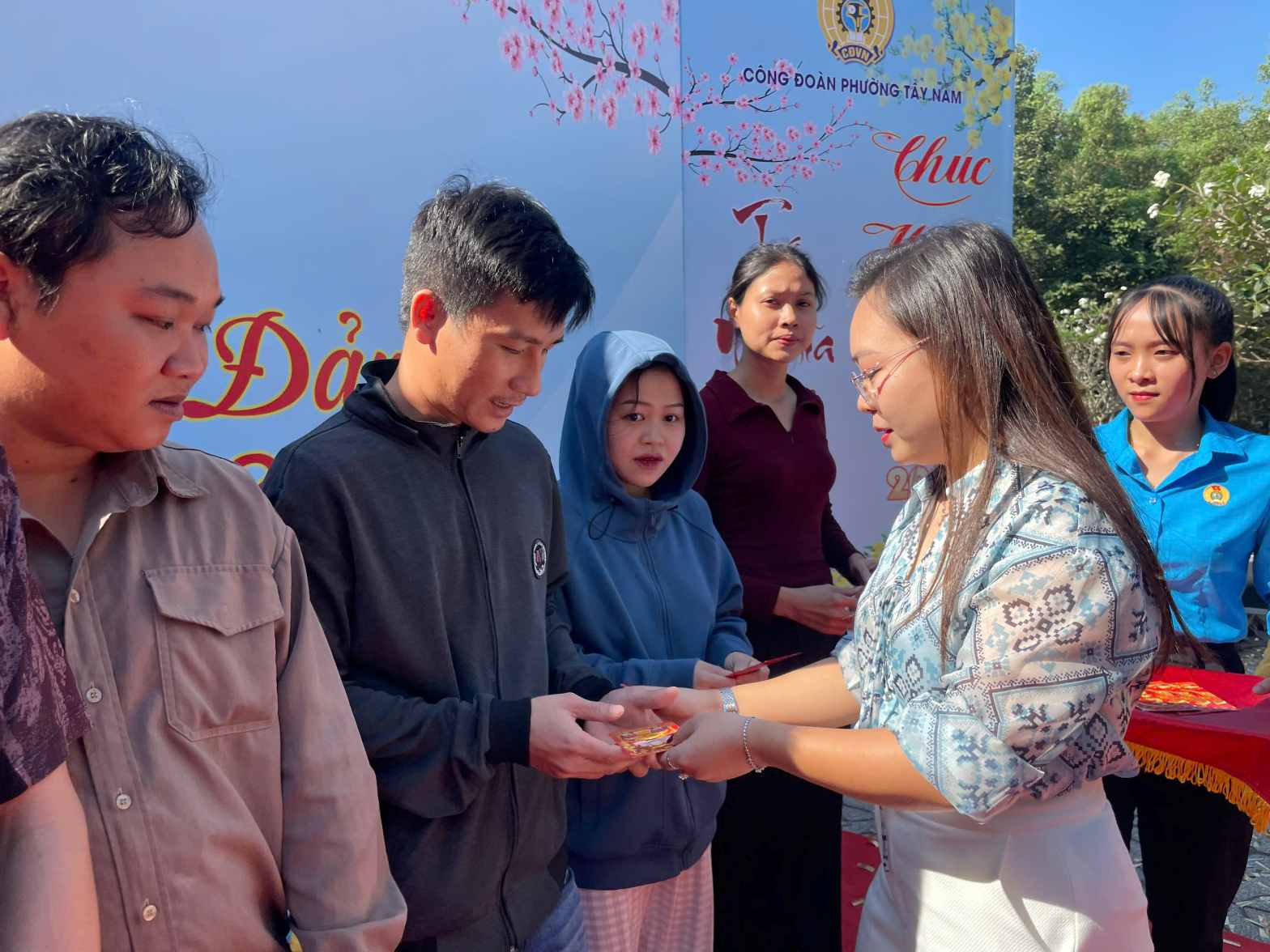 Tet reunion program comes to workers in Tay Nam ward. Photo: Dinh Trong