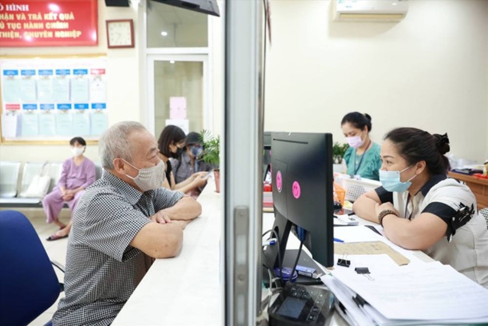Regulations on updating electronic dossiers of cadres, civil servants, and public employees are based on Article 19 of Decree 27. Photo: Quynh Chi