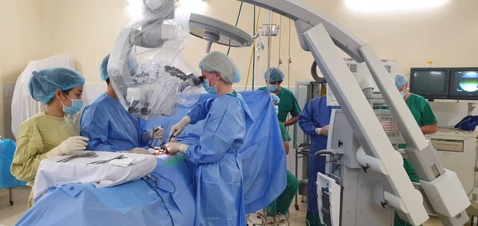 Overweight patient undergoing herniated disc surgery. Photo: Dinh Chinh