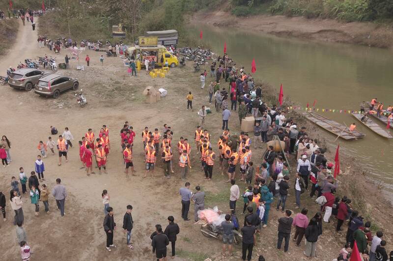 Exciting boat racing festival along the Da River, Muong Bu commune, Son La province. Photo: Nhat Minh