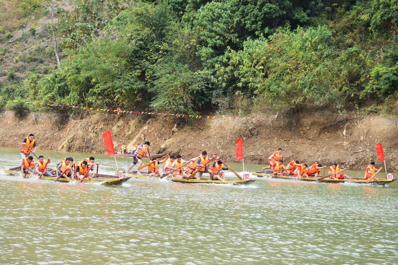 Các đội thuyền xã Mường Bú khởi động trước cuộc đua. Ảnh: Trường Sơn