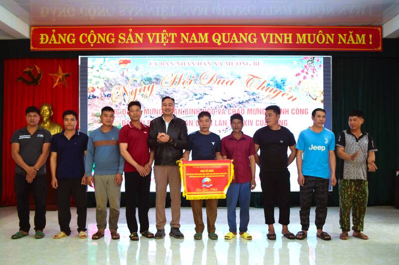 Ban tổ chức trao giải Nhất cho đội thuyền bản Pết. Ảnh: Trường Sơn