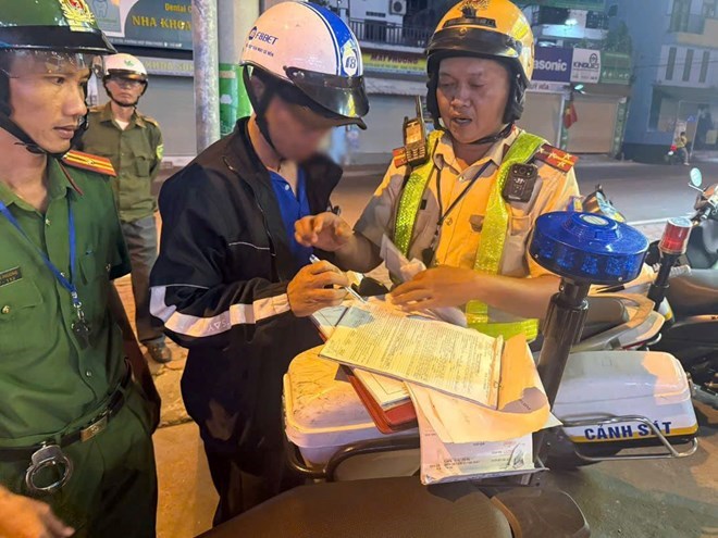 Ho Chi Minh City traffic police check and handle people violating alcohol concentration. Photo: PC08