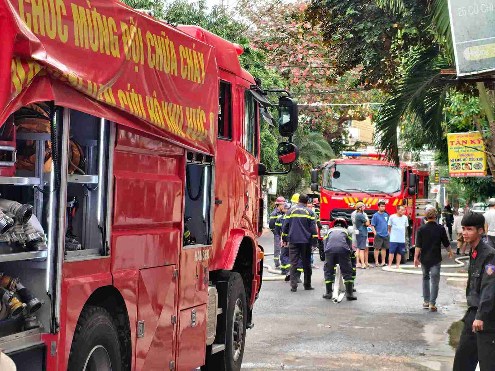 Lực lượng chức năng tiếp cận và khống chế vụ cháy. Ảnh: Bình Quý