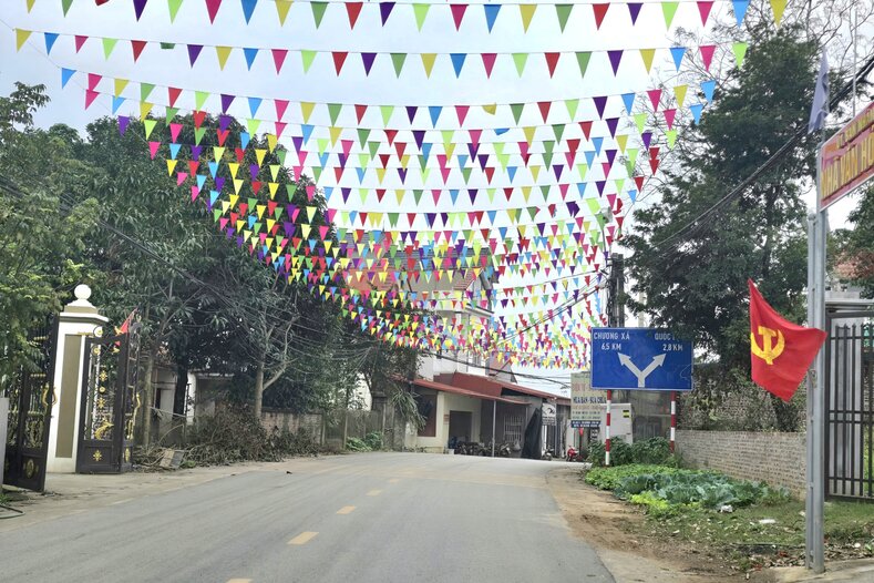 Tuyến đường đầy màu sắc được trang trí để mừng đường mới, mừng xuân mới. Ảnh: Tô Công.