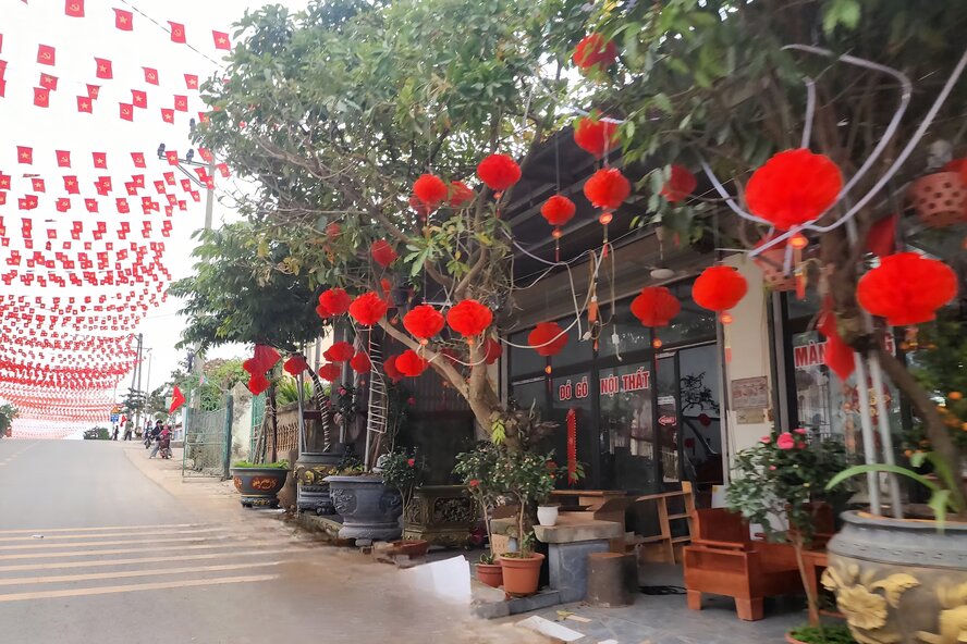 Có những gia đình trang trí thêm đèn lồng, đèn led cho thêm phần rực rỡ. Ảnh: Tô Công