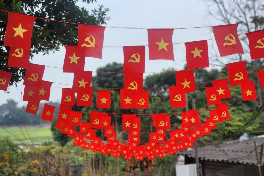 Không chỉ đường trục chính, người dân cũng tự trang trí cờ cho các đoạn đường ngõ, ngách. Ảnh: Tô Công.