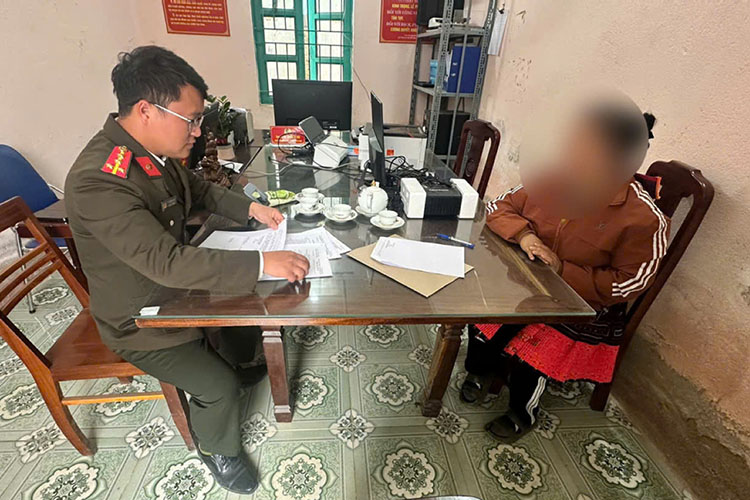 Công an xã Mường Tùng, Điện Biên xử phạt người phụ nữ đăng tải thông tin sai sự thật. Ảnh: An ninh Điện Biên.