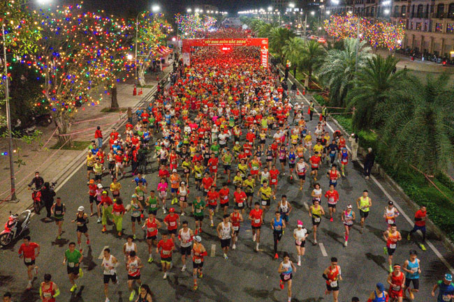 Được tổ chức tại hai miền Nam - Bắc (Vinhomes Ocean Park 2 và Vinhomes Grand Park, Quận 9) vào ngày 19/01/2025, Tết Run 2025 mang đến một bức tranh đầy màu sắc của không khí Tết cổ truyền Việt Nam.