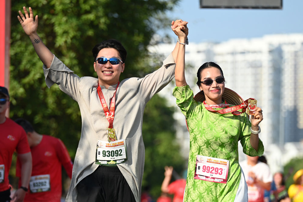 Các vận động viên rạng rỡ, tận hưởng niềm vui trong những bộ trang phục truyền thống.