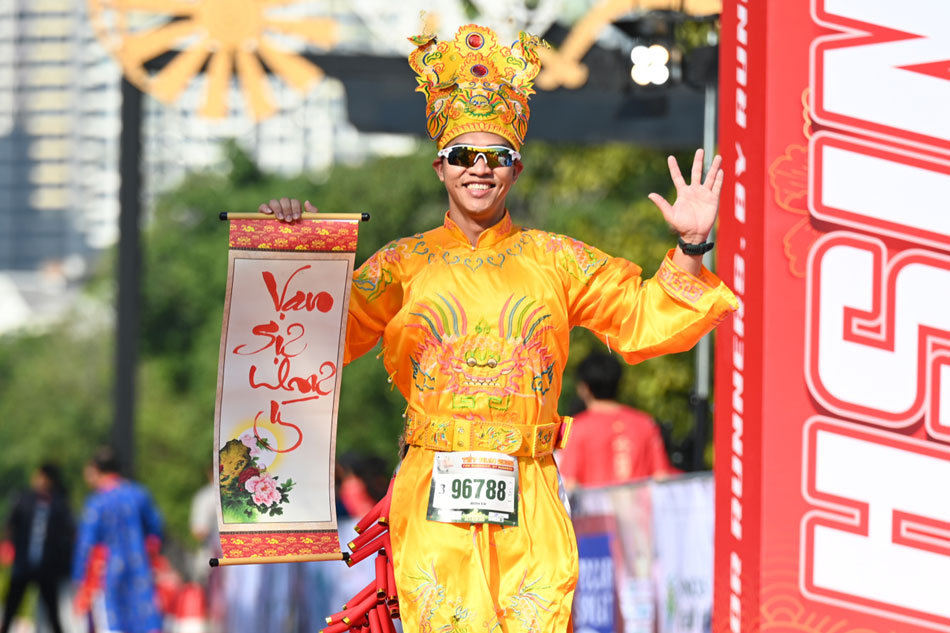 Unique Half Marathon race, brilliant with traditional Tet colors