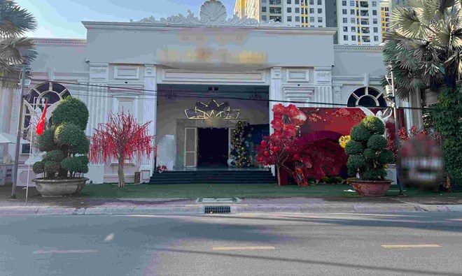 Điều tra vụ người phụ nữ đang hát ở tiệc tất niên bị ngã tử vong