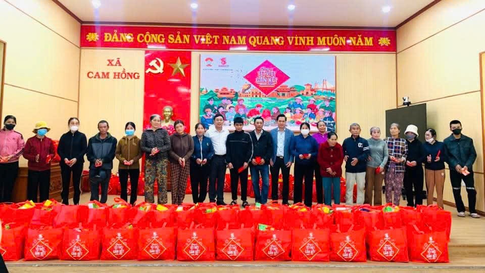 Representatives of leaders of the Central Committee of the Vietnam Fatherland Front present Tet gifts to poor households. Photo: Vietnam Fatherland Front Committee of Quang Tri province