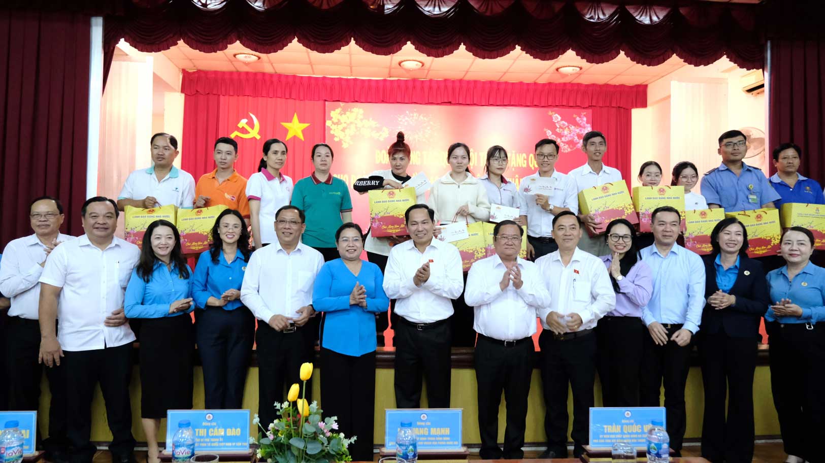 Tại chương trình, 100 suất quà đã được trao cho ĐV, NLĐ. Ảnh: Mỹ Ly 