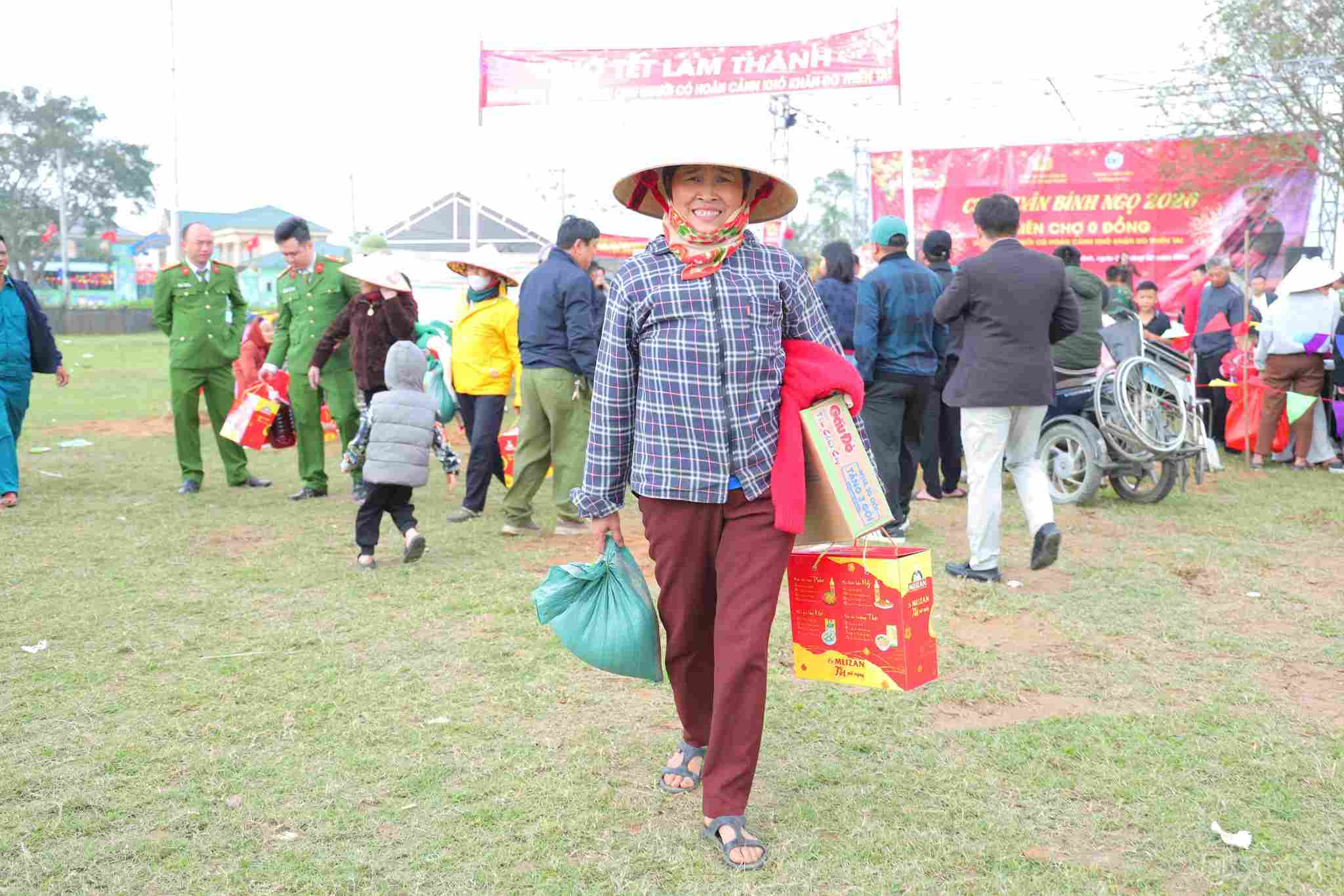 Lan tỏa niềm vui từ phiên chợ nghĩa tình. Ảnh: Ngọc Anh