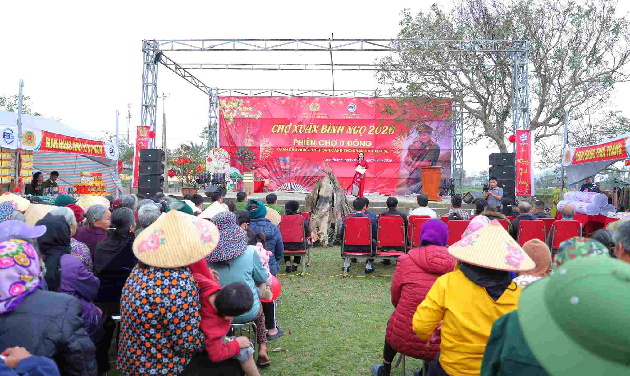 Đông đảo người dân tham dự Phiên chợ 0 đồng. Ảnh: Ngọc Anh