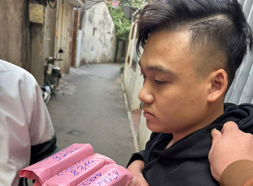 Nguyễn Công Oanh bị bắt quả tang khi giao hàng có ma túy, mang cho khách. Ảnh: C04
