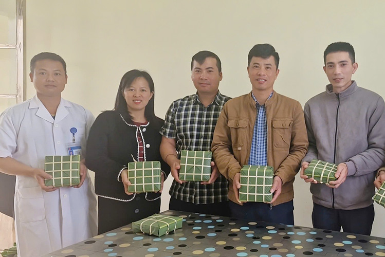 탄안 의료 센터 기초 노동조합이 반 포장 대회를 준비하고 있습니다. 사진: 디엔비엔성 노동총연맹