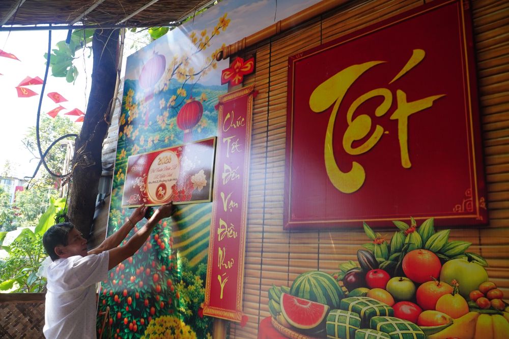 Người dân Khu phố 21, phường Xuân Hòa chung tay chăm chút từng chậu hoa, câu đối, tạo nên góc tiểu cảnh Tết ấm áp nghĩa tình ngay tại khu dân cư. Ảnh: Thái Bảo