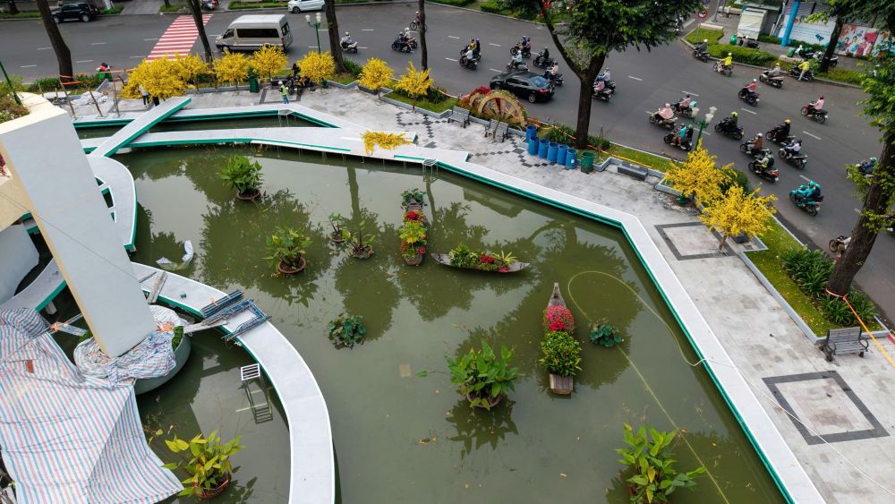 Khu vực vỉa hè và bậc thang quanh Hồ Con Rùa đã hoàn thiện việc chỉnh trang, khoác lên mình màu áo mới khang trang và sạch đẹp để phục vụ người dân du xuân