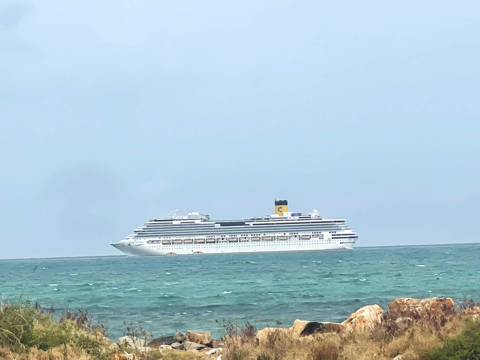 El crucero Costa Serena (nacionalidad italiana) atracado en la bahía de Nha Trang, provincia de Khánh Hòa. Foto: Phương Linh