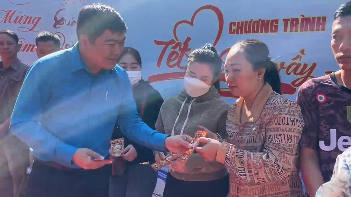 Supporting workers far from home facing difficulties in Ho Chi Minh City. Photo: Dinh Trong