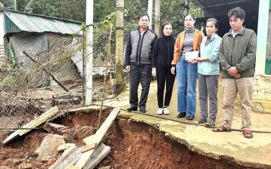 Chị Thương (thứ 2 từ phải sang) nhận số tiền hỗ trợ, động viên của Ủy ban Mặt trận Tổ quốc Việt Nam xã Khe Sanh. Ảnh: H.Nguyên