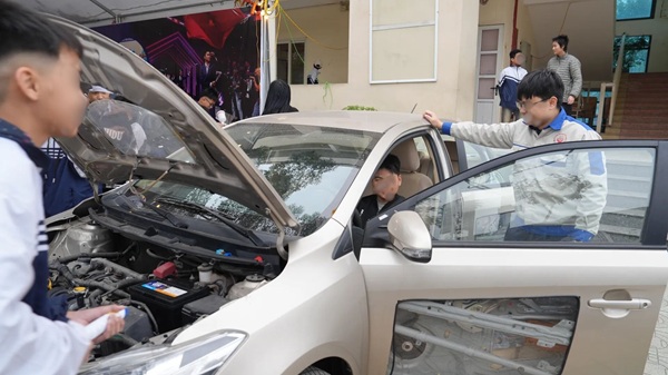 Gian hàng tư vấn, hướng nghiệp cho học sinh. Ảnh: Thiên Tú