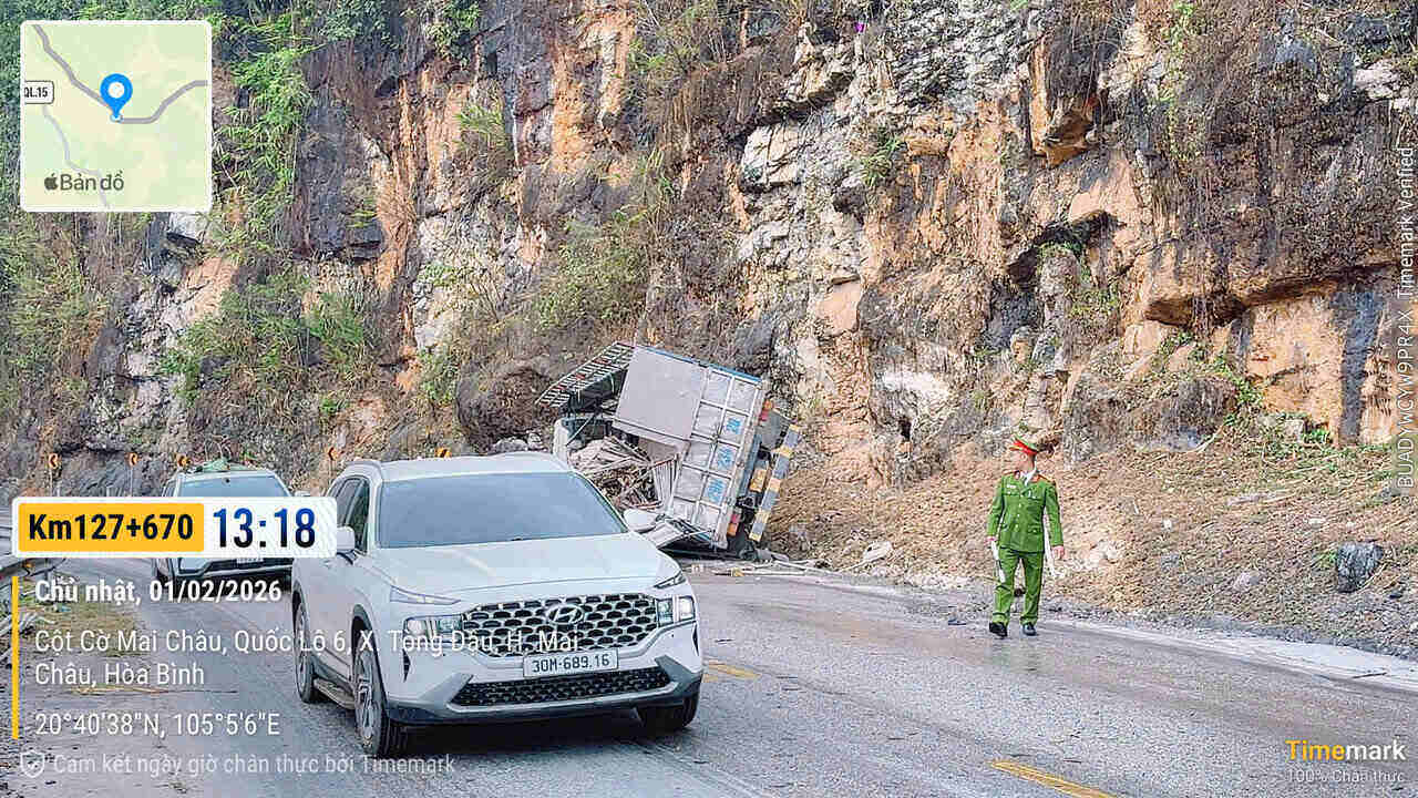Scene of the accident on National Highway 6. Photo: Minh Nguyen