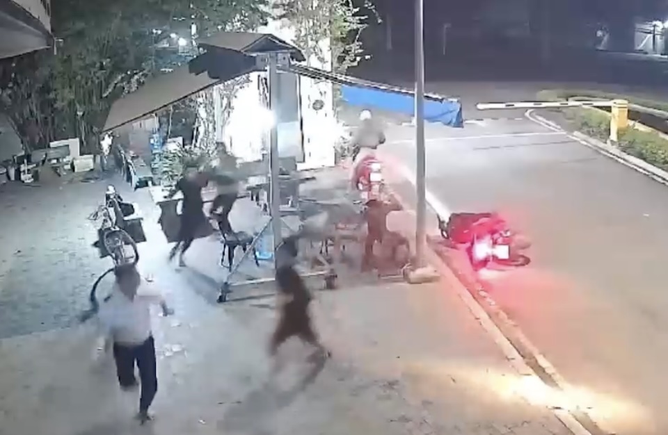 Công an đã bắt khẩn cấp nhóm 6 thanh niên đi trên 3 xe mô tô vào khu đô thị nẹt bô, bốc đầu xe và xông vào hành hung bảo vệ khi bị nhắc nhở. Ảnh: Cắt từ camera an ninh