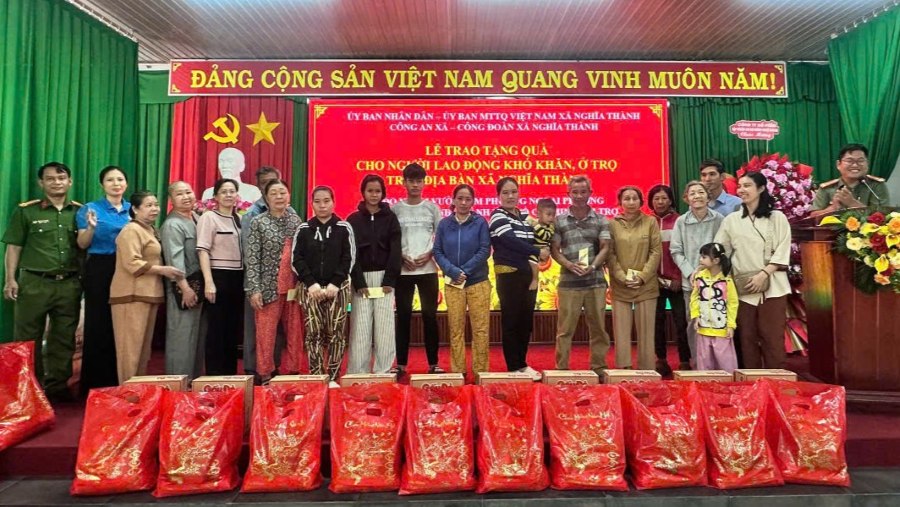 응이아탄사 지역에 하숙하는 어려운 상황에 처한 사람들에게 설 선물 전달. 사진: CĐNT