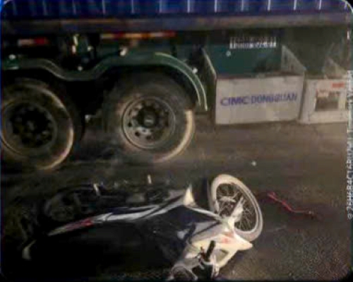バイクに乗っていた2人がトラックとの衝突で死亡。写真:ハイフォン市交通安全委員会