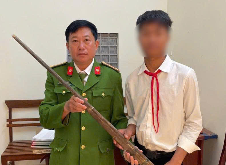 ダクラク省の9年生が危険な武器を警察に自主的に提出。写真:警察提供