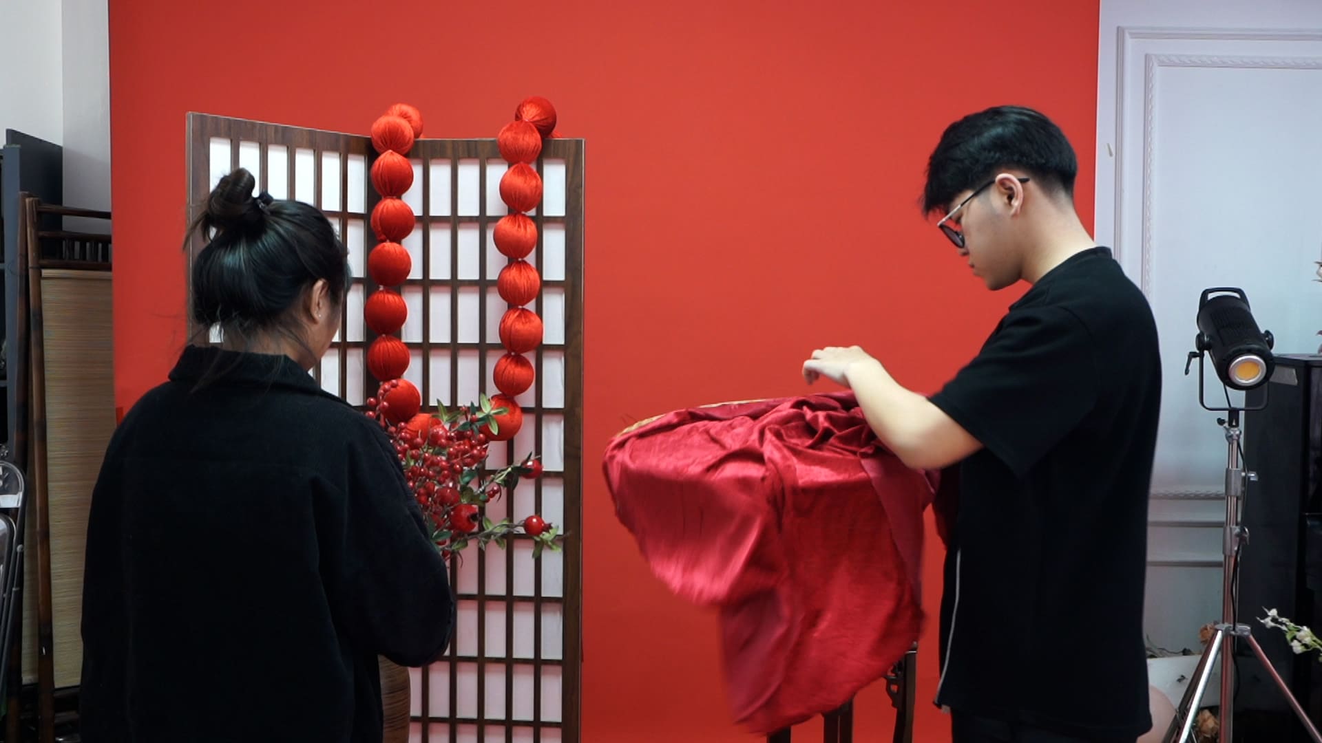 Las tiendas de fotografía aumentan activamente el personal, preparando escenarios para atender a los clientes a finales de año. Foto: Huyen Anh