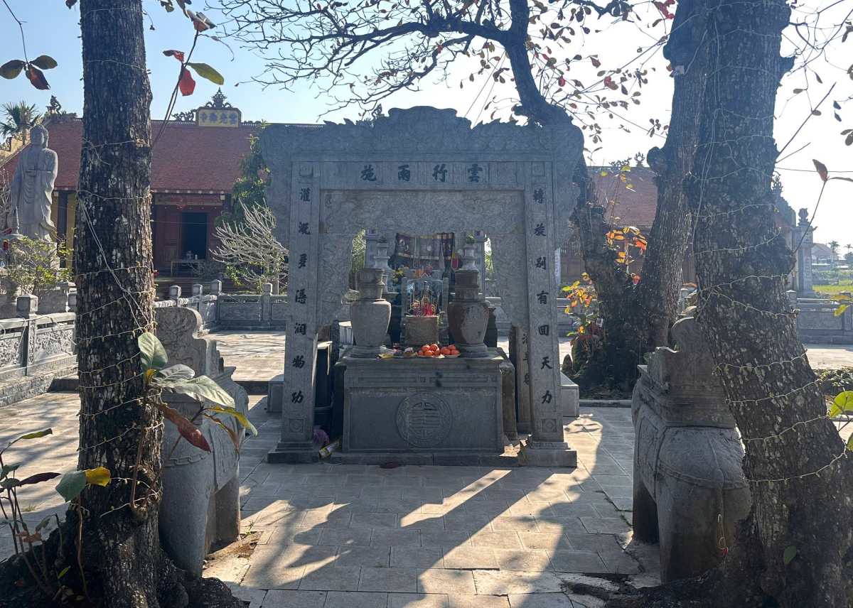 El templo de piedra Canh Sơn está siendo restaurado y renovado. Foto: Portal de Información Electrónica de la comuna de Tân Minh