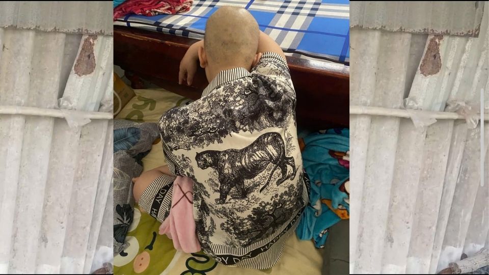 Chị Thắm phải ngồi ngủ suốt nhiều đêm vì những cơn đau ung thư hành hạ, người mẹ chỉ biết lặng lẽ ở bên, bất lực nhìn con chịu đớn đau. Ảnh: Hoàng Lộc