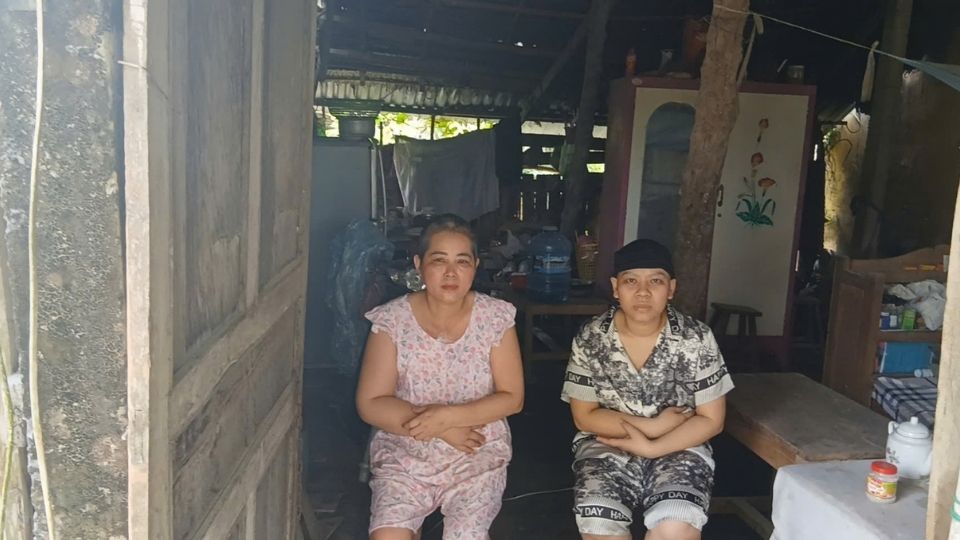 Mother and daughter Nguyen Thi Oanh both suffer from cancer, relying on each other in a temporary house, struggling to live day by day amidst prolonged pain. Photo: Hoang Loc