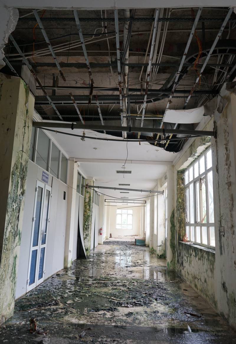 Cơ sở vật chất bên trong Trung tâm hội nghị Hàm Rồng bị xuống cấp nghiêm trọng. Ảnh: Quách Du