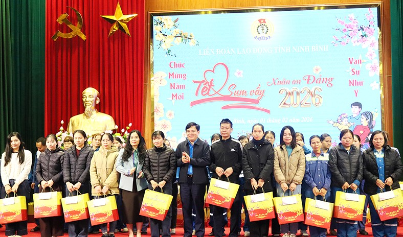 Le vice-président de la Confédération générale du travail du Vietnam, Nguyễn Xuân Hùng, remet des cadeaux du Têt aux membres du syndicat et aux travailleurs en difficulté à Ninh Bình. Photo: Diệu Anh