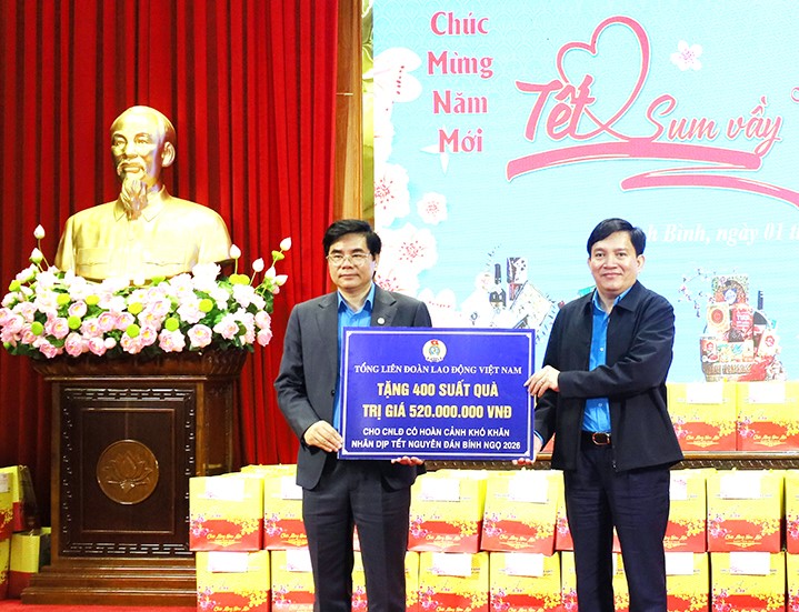 Phó Chủ tịch Tổng LĐLĐ Việt Nam Nguyễn Xuân Hùng (bên phải) trao biển tượng trưng tặng quà Tết cho đại diện lãnh đạo LĐLĐ tỉnh Ninh Bình. Ảnh: Diệu Anh