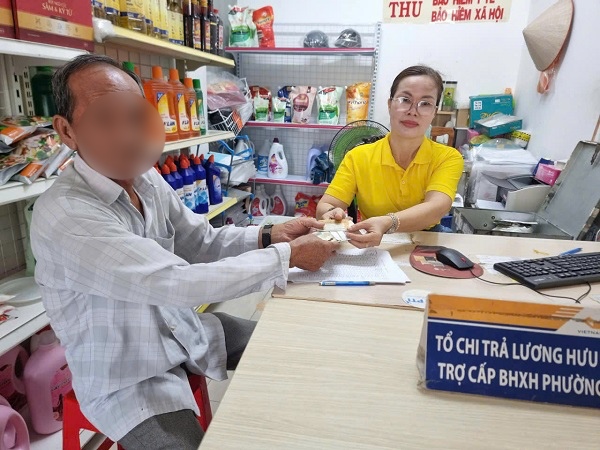 Personas recibiendo pensiones en el punto de pago. Foto: Según BHXH