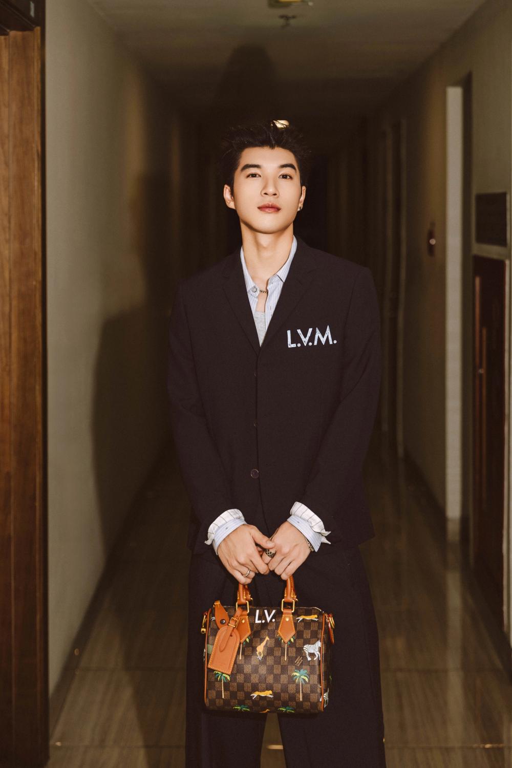 HIEUTHUHAI gây chú ý với trang phục đắt đỏ, xuất hiện bảnh bao. Ảnh: NVCC