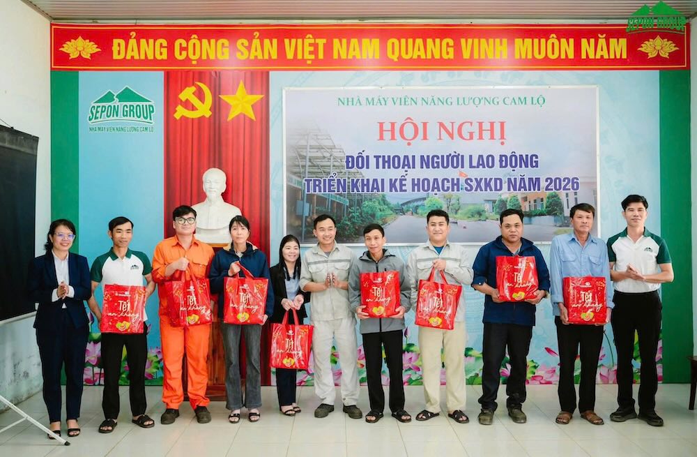 Trao quà Tết, động viên người lao động trước thềm năm mới. Ảnh: Công đoàn Quảng Trị
