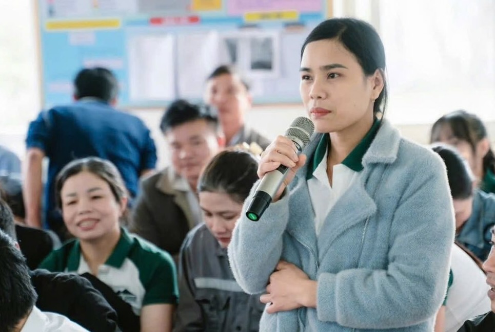 Workers of Cam Lo Energy Plant dialogue with leaders and company trade unions. Photo: Quang Tri Trade Union