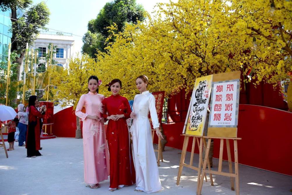 Chiều 1.2, hàng ngàn người dân và du khách xúng xính áo dài đổ về Nhà văn hóa Thanh niên TP.HCM vui chơi ngay giờ khai mạc Lễ hội Tết Việt. Ảnh: Anh Tú